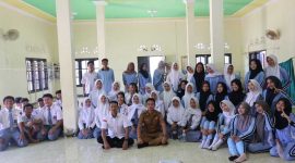 Kasi Tikkim Mursalim Bersama Guru dan Siswa Siswi SMAN 5 Tanjab Timur (dok tikkim)