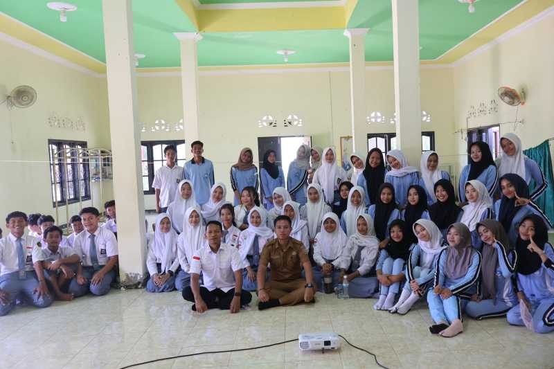 Kasi Tikkim Mursalim Bersama Guru dan Siswa Siswi SMAN 5 Tanjab Timur (dok tikkim)