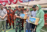 Dandim 0419/Tanjab Letkol Arm Dwi Sutaryo Bersama Ketua Persit Cabang XXVI Ny Tanty Dwi Sutaryo Bagikan Bantuan Sosial (ist)