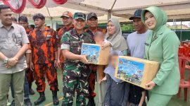 Dandim 0419/Tanjab Letkol Arm Dwi Sutaryo Bersama Ketua Persit Cabang XXVI Ny Tanty Dwi Sutaryo Bagikan Bantuan Sosial (ist)
