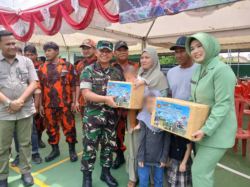 Dandim 0419/Tanjab Letkol Arm Dwi Sutaryo Bersama Ketua Persit Cabang XXVI Ny Tanty Dwi Sutaryo Bagikan Bantuan Sosial (ist)