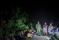 Prajurit TNI Bersama Ormas dan Masyatakat Saat Patroli (pentjb)