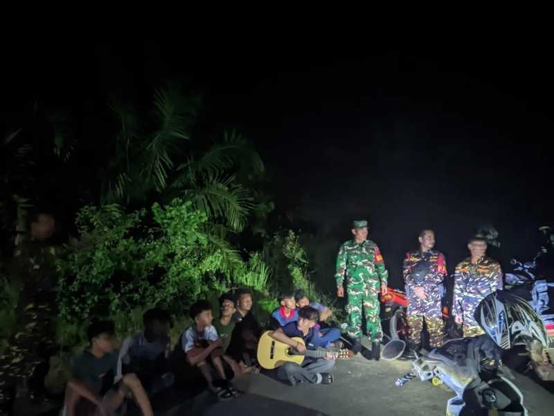 Prajurit TNI Bersama Ormas dan Masyatakat Saat Patroli (pentjb)