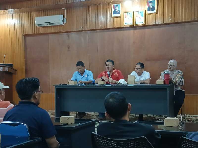 Ketua Umum KONI Tanjab Barat Jamal Darmawan Sie dan Pengurus Bersama Ketua PBSI H Abdullah (hms)