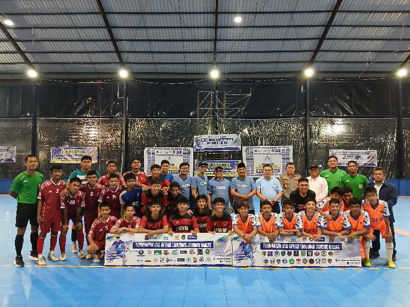 Bupati Anwar Sadat Bersama Ketua ASKAB, AFKAB, Plt Dinas Parpora, Ketua KONI dan Kapolsek Tungkal Ilir Bersama Pemain Partai Final (ist)