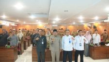Bupati Anwar Sadat Didampingi Inspektur Encep Jarkasih dan Narasumber Sumardi  Bersama Peserta Bimtek (pro)