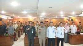 Bupati Anwar Sadat Didampingi Inspektur Encep Jarkasih dan Narasumber Sumardi  Bersama Peserta Bimtek (pro)