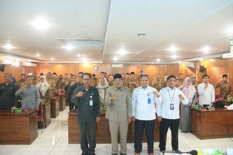 Bupati Anwar Sadat Didampingi Inspektur Encep Jarkasih dan Narasumber Sumardi  Bersama Peserta Bimtek (pro)