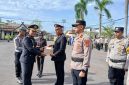 Kapolres Tanjab Barat AKBP Agung Basuki, S. I. K., M. M Berikan Piagam Penghargaan Kepasa Personel Berprestasi (ist)