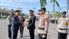 Kapolres Tanjab Barat AKBP Agung Basuki, S. I. K., M. M Berikan Piagam Penghargaan Kepasa Personel Berprestasi (ist)