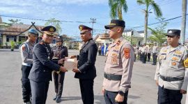 Kapolres Tanjab Barat AKBP Agung Basuki, S. I. K., M. M Berikan Piagam Penghargaan Kepasa Personel Berprestasi (ist)