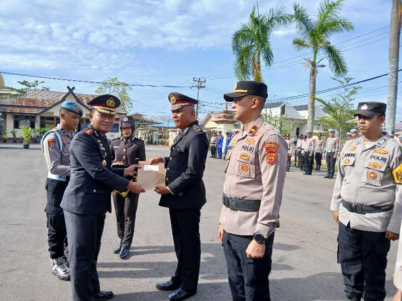 Kapolres Tanjab Barat AKBP Agung Basuki, S. I. K., M. M Berikan Piagam Penghargaan Kepasa Personel Berprestasi (ist)