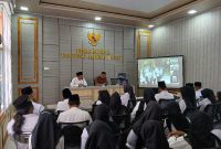 Kabid Pemberdayaan Sosial Andri Setiawan dan Koordinator PKH Tanjab Barat Henry Adriand Bersama PPPK Teknis Khusus Dinsos Tanjab Barat Mengikuit Prosesi Pengangkatan (ist)