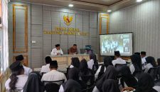 Kabid Pemberdayaan Sosial Andri Setiawan dan Koordinator PKH Tanjab Barat Henry Adriand Bersama PPPK Teknis Khusus Dinsos Tanjab Barat Mengikuit Prosesi Pengangkatan (ist)