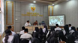 Kabid Pemberdayaan Sosial Andri Setiawan dan Koordinator PKH Tanjab Barat Henry Adriand Bersama PPPK Teknis Khusus Dinsos Tanjab Barat Mengikuit Prosesi Pengangkatan (ist)