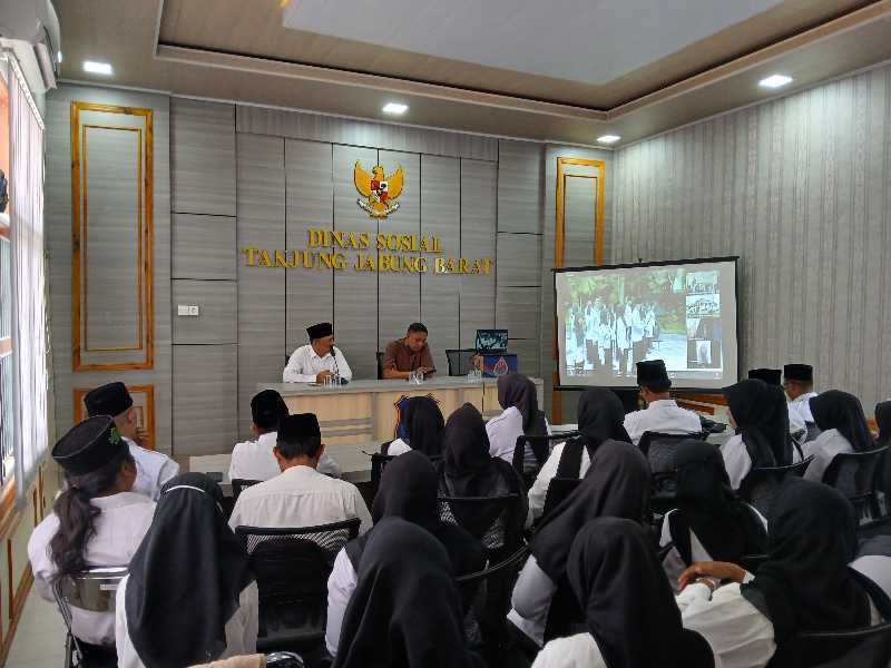 Kabid Pemberdayaan Sosial Andri Setiawan dan Koordinator PKH Tanjab Barat Henry Adriand Bersama PPPK Teknis Khusus Dinsos Tanjab Barat Mengikuit Prosesi Pengangkatan (ist)