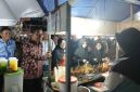 Wakil Bupati Tanjab Barat Katamso Didampingi Plt Asisten I Johan Hendri Bororing Saat Berbincang Dengan Pelaku UMKM (ist)