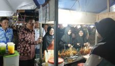 Wakil Bupati Tanjab Barat Katamso Didampingi Plt Asisten I Johan Hendri Bororing Saat Berbincang Dengan Pelaku UMKM (ist)