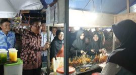 Wakil Bupati Tanjab Barat Katamso Didampingi Plt Asisten I Johan Hendri Bororing Saat Berbincang Dengan Pelaku UMKM (ist)