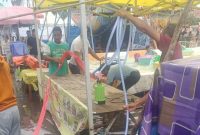 Pengurus PKL-UM Saat Membersihkan Genangan Air Hujan di Area Lapak Pedagang (mc)