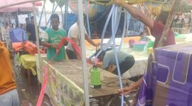 Pengurus PKL-UM Saat Membersihkan Genangan Air Hujan di Area Lapak Pedagang (mc)