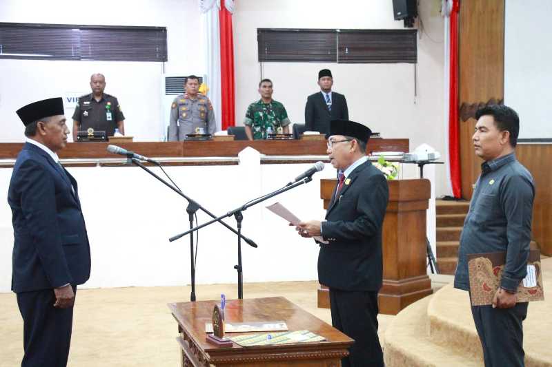Hamdani Pimpin Pengambilan Sumpah PAW Anggota DPRD Tanjab Barat (hms)