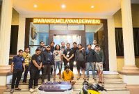 Tim Opsnal Satreskrim Polres Tanjab Barat Bersama Pelaku dan Barang Bukti Serta Sepeda Motor Yang Digunakan Saat Melakukan Pencurian (hms)