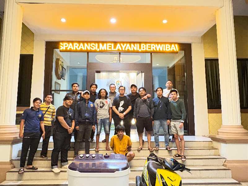 Tim Opsnal Satreskrim Polres Tanjab Barat Bersama Pelaku dan Barang Bukti Serta Sepeda Motor Yang Digunakan Saat Melakukan Pencurian (hms)