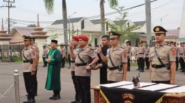 Pejabat Kasat dan Kapolsek Pengabuan Polres Tanjab Barat Saar Diambil Sumpah/Jani Disela Uoacara Sertijab (hms)