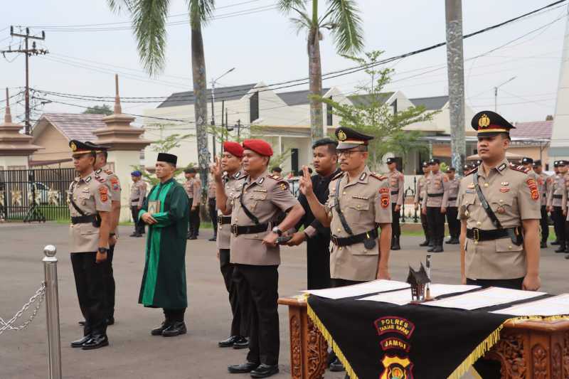 Pejabat Kasat dan Kapolsek Pengabuan Polres Tanjab Barat Saar Diambil Sumpah/Jani Disela Uoacara Sertijab (hms)