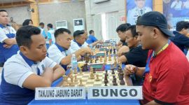 Atlet Catur Beregu Putra Tanjung Jabung Barat Saat Bertanding Melawan Pecatur Kabupaten Bungo (ist)