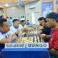 Atlet Catur Beregu Putra Tanjung Jabung Barat Saat Bertanding Melawan Pecatur Kabupaten Bungo (ist)