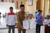 Didampingi Ketua DPD BKPRMI Muhammad Zaki Wabup Katamso Serahkan Tropi Kepada Juara FASI (pro)