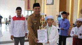 Didampingi Ketua DPD BKPRMI Muhammad Zaki Wabup Katamso Serahkan Tropi Kepada Juara FASI (pro)