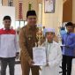 Didampingi Ketua DPD BKPRMI Muhammad Zaki Wabup Katamso Serahkan Tropi Kepada Juara FASI (pro)