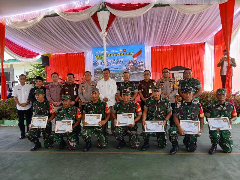 Dandim 0419/Tanjab Letkol Arm Dwi Sutaryo Bersama Wabup Katamso Unsur Forkopimda Tanjab Barat dan Tanjab Timur serta Babinsa Penerima Penghargaan (ist)
