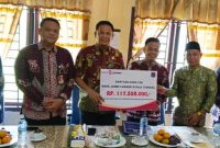 Secara Simbolis Sekda Hemansyah Bersama Kepala Cabang Bank 9 Jambi Kuala Tungkal Raden Denmar Berikan Bantuan CSR Kepada Lurah Sungai Nibung dan Tungkal Harapan (pro)