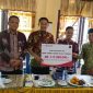 Secara Simbolis Sekda Hemansyah Bersama Kepala Cabang Bank 9 Jambi Kuala Tungkal  Raden Denmar Berikan Bantuan CSR Kepada Lurah Sungai Nibung dan Tungkal Harapan (pro)