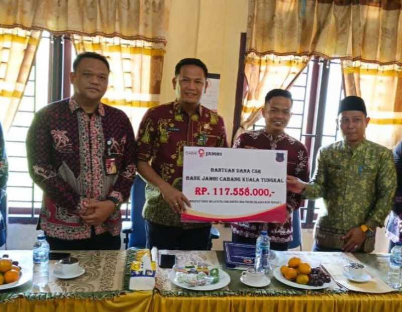 Secara Simbolis Sekda Hemansyah Bersama Kepala Cabang Bank 9 Jambi Kuala Tungkal  Raden Denmar Berikan Bantuan CSR Kepada Lurah Sungai Nibung dan Tungkal Harapan (pro)
