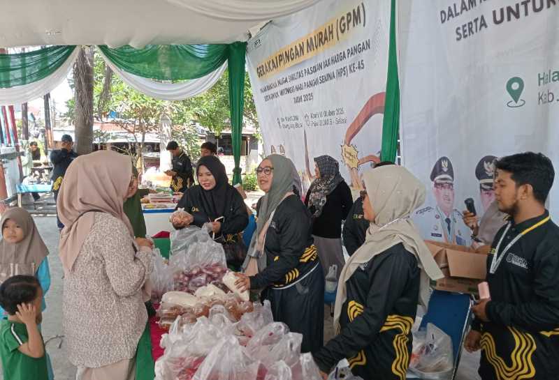 Transaksi Jual Beli di Gerakan Pangan Murah Dinas Ketahanan Pangan Tanjab Barat.