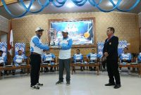 H Muh Sjafril Simamora Menerima Piala Bergilir Kejurprov Catur Jambi Saat Pembukaan Dari Bupati Tajab Barat H Anwar Sadat (ist)