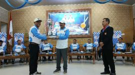 H Muh Sjafril Simamora Menerima Piala Bergilir Kejurprov Catur Jambi Saat Pembukaan Dari Bupati Tajab Barat H Anwar Sadat (ist)