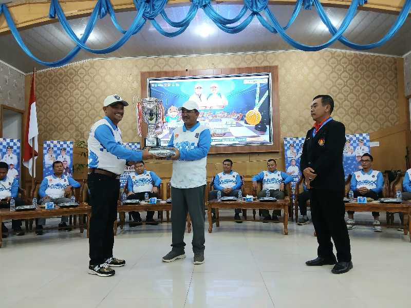 H Muh Sjafril Simamora Menerima Piala Bergilir Kejurprov Catur Jambi Saat Pembukaan Dari Bupati Tajab Barat H Anwar Sadat (ist)