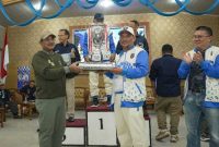 Didampingi Ketua KONI Jamal Darmawan Sie, Ketua Percasi Tanjab Barat H Muh Sjafril Simamora Serahkan Piala Bergilir Kejurprov Catur Kepada Bupati H Anwar Sadat Sebagai Kado Istimewa (pro)