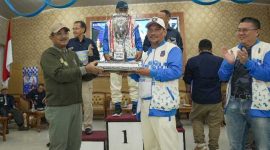 Didampingi Ketua KONI Jamal Darmawan Sie, Ketua Percasi Tanjab Barat H Muh Sjafril Simamora Serahkan Piala Bergilir Kejurprov Catur Kepada Bupati H Anwar Sadat Sebagai Kado Istimewa (pro)