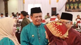 Wabup Tanjab Barat Katamso Didampingi Ketua GOW Marina Septiani Saat Menghadiri Rapat Paripurna Istimewa HUT ke-60 Kabupaten Bungo (pro)