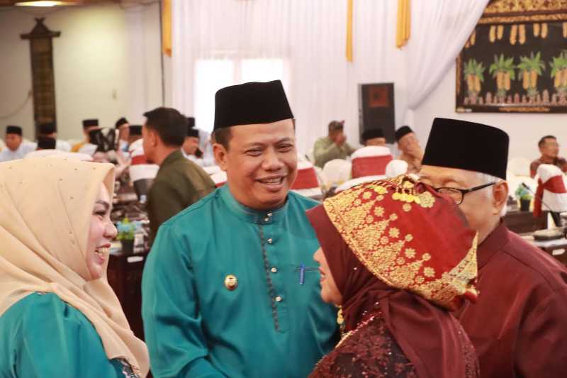 Wabup Tanjab Barat Katamso Didampingi Ketua GOW Marina Septiani Saat Menghadiri Rapat Paripurna Istimewa HUT ke-60 Kabupaten Bungo (pro)