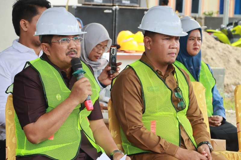 Bupati Tanjab Barat Anwar Sadat Didampingi Sekda Hermansyah Berikan Arahan Kepada Peserta Pelatihan (pro)