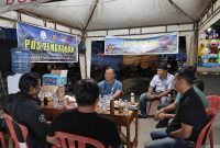 Dandim 0419/Tanjab Letkol Arm Dwi Sutaryo dan Personil Berbincang Dengan Kettua Umum PKL-UM Serta Ketua Panitia Bazar (mc)