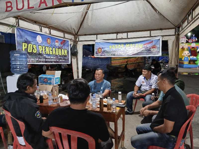 Dandim 0419/Tanjab Letkol Arm Dwi Sutaryo dan Personil Berbincang Dengan Kettua Umum PKL-UM Serta Ketua Panitia Bazar (mc)